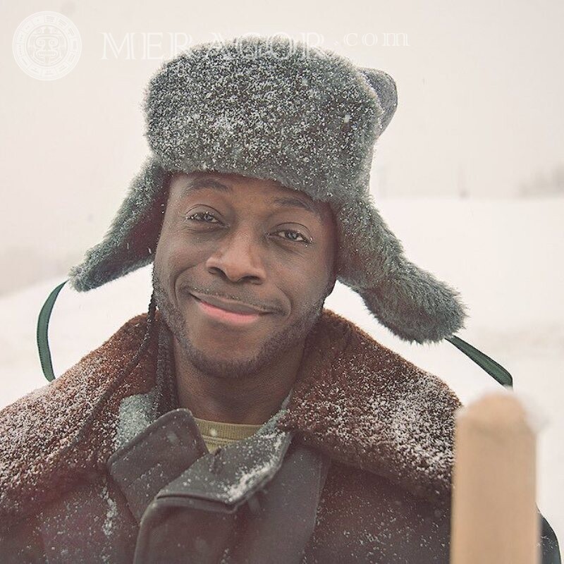 Негр зимой в ушанке скачать фото на аву Темнокожие В шапке Лица, портреты