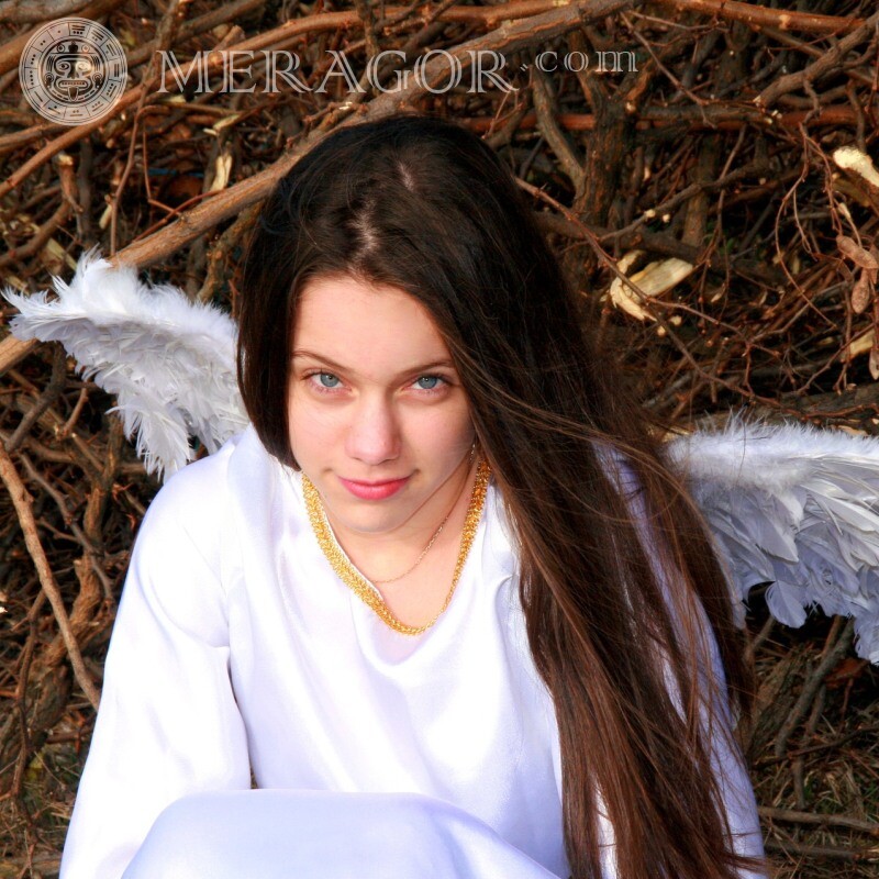 Garota com asas baixando foto no avatar Os anjos