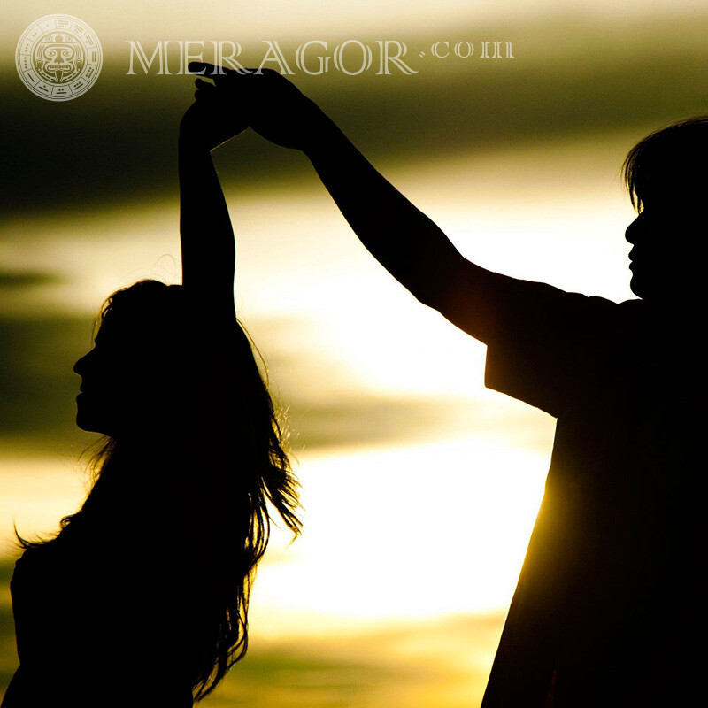 Casal dançando nos raios do avatar do pôr do sol Silhueta