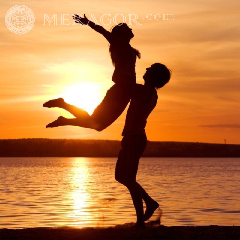 Der Mann wirft das Mädchen auf das Meer Download Foto auf Avatar Silhouette Liebe