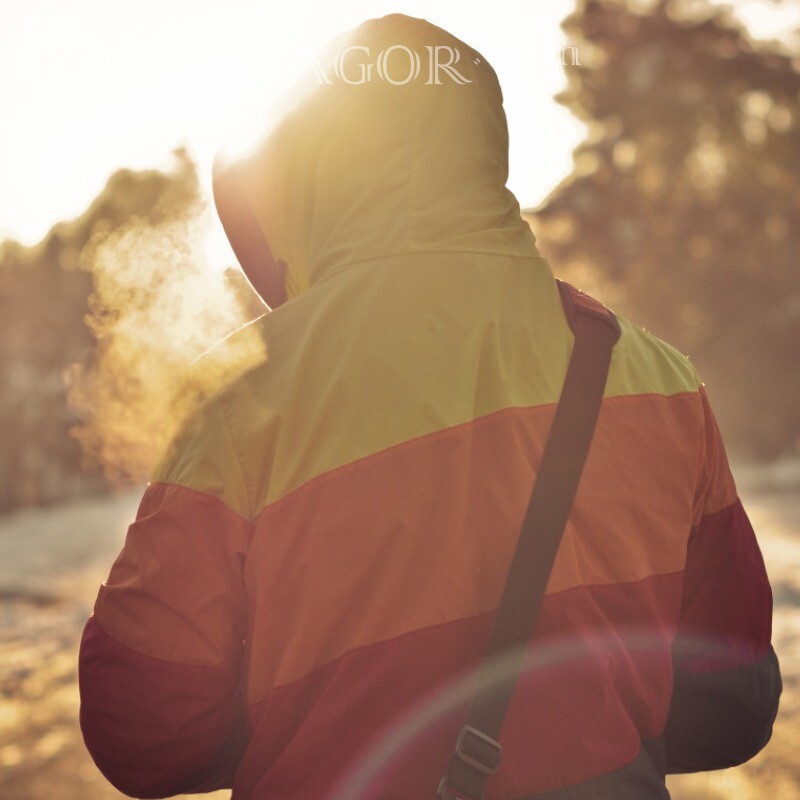 Foto de um cara com uma jaqueta na parte de trás do download em um avatar Costas Sem rosto Na capa