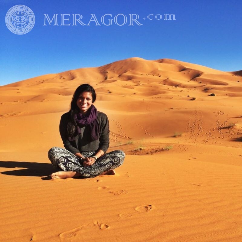 Chica en la foto del desierto para avatar En el desierto Árabe, musulmán Niñas adultas