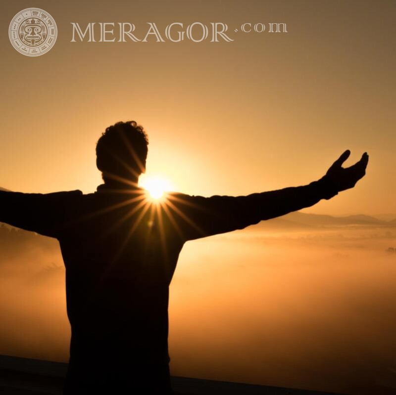 Silhouette d'un mec sur fond de coucher de soleil télécharger la photo sur l'avatar Silhouette