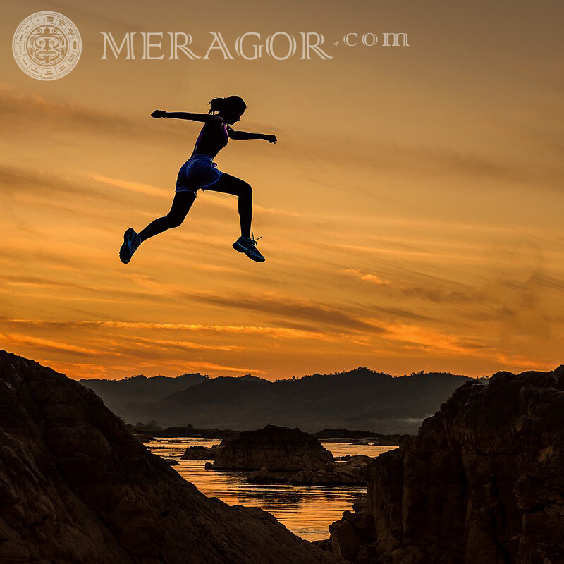 Garota pulando na foto do pôr do sol Silhueta