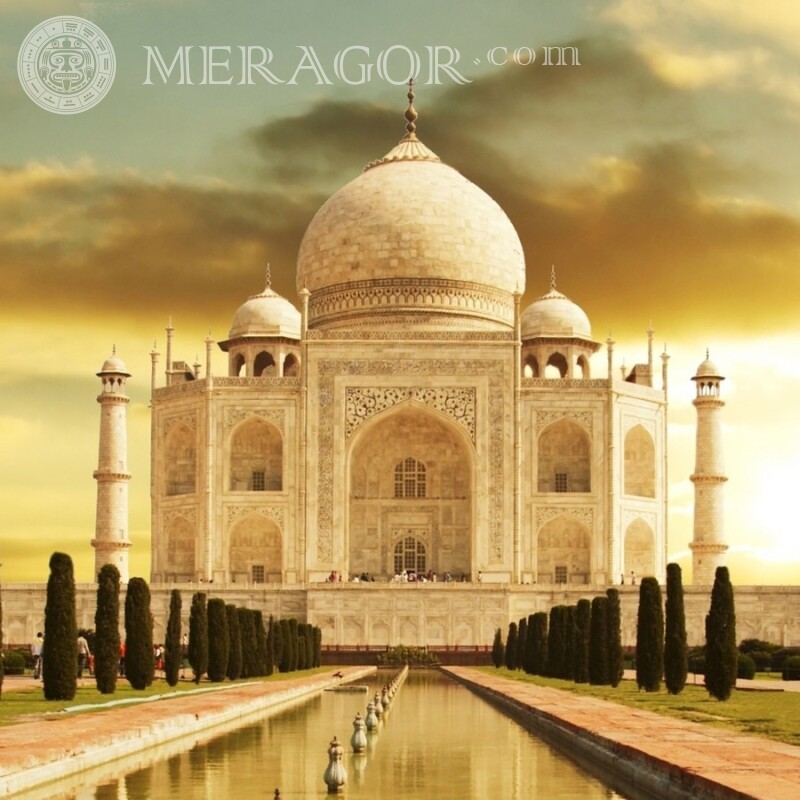 Taj Mahal dans les nuages ​​télécharger la photo Bâtiments