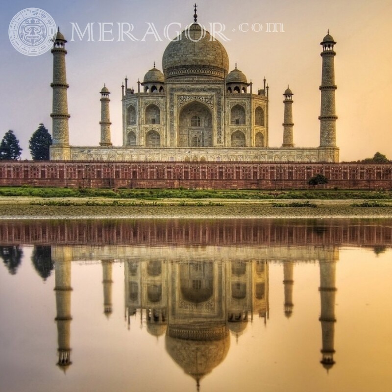 Taj Mahal spiegelte sich im Wasser auf dem Profil Gebäude