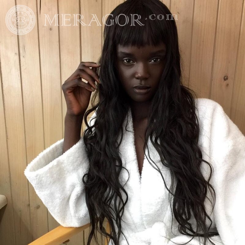 Негритянка африканка Темнокожие Длинные волосы