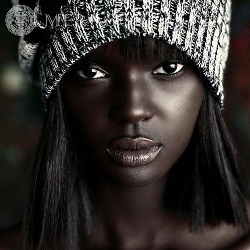 Фото юних африканок Темношкірі В шапці Дівчата