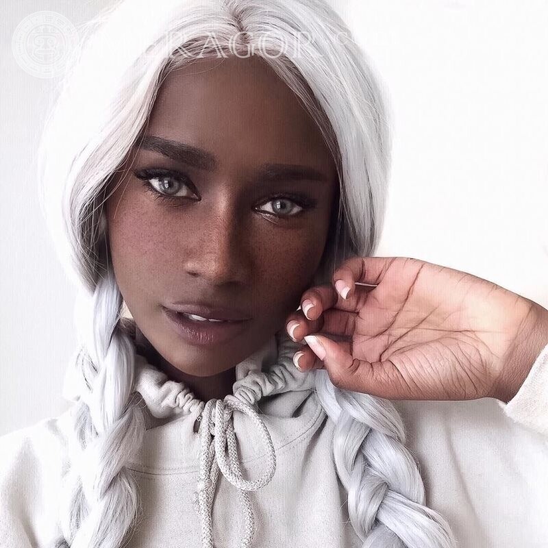 Mulher africana branca no avatar Negros Loira Meninas
