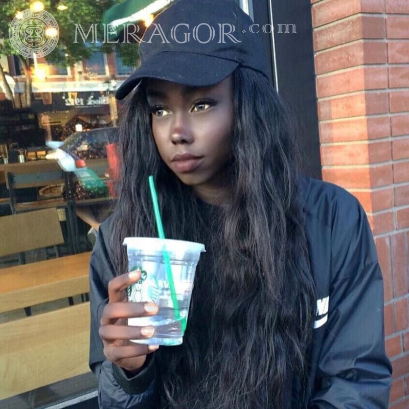 Photo de jeune femme africaine Noirs Bruns Au chapeau
