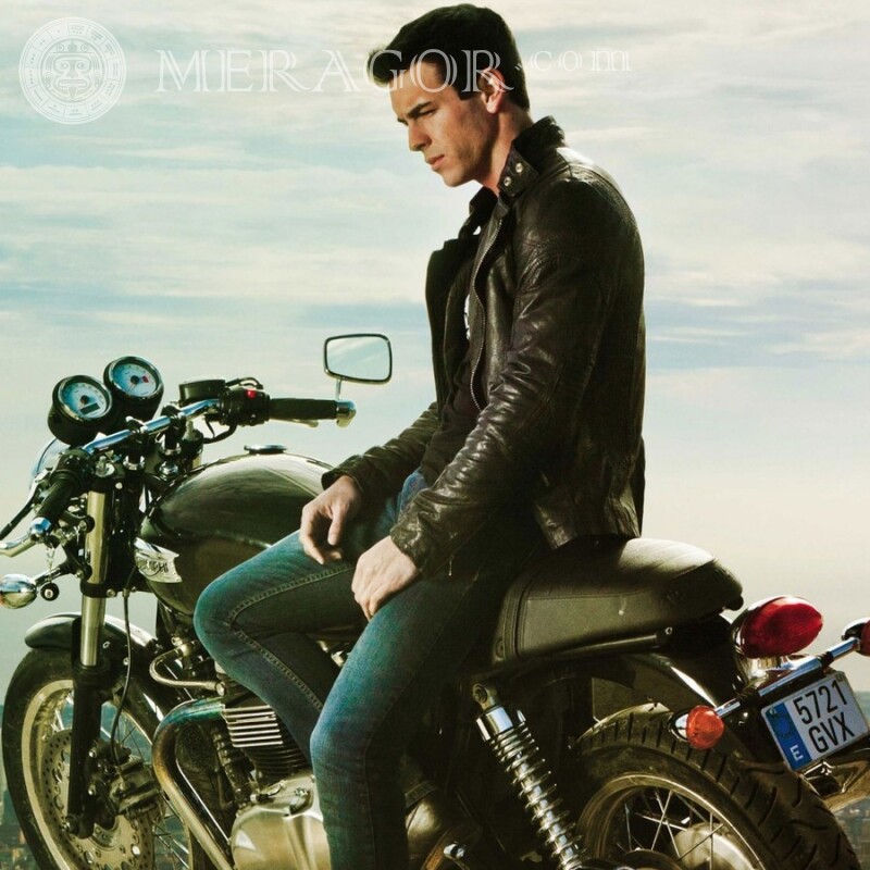 Марио Касас на мотоцикле на профиль Celebridades Rapazes Homens