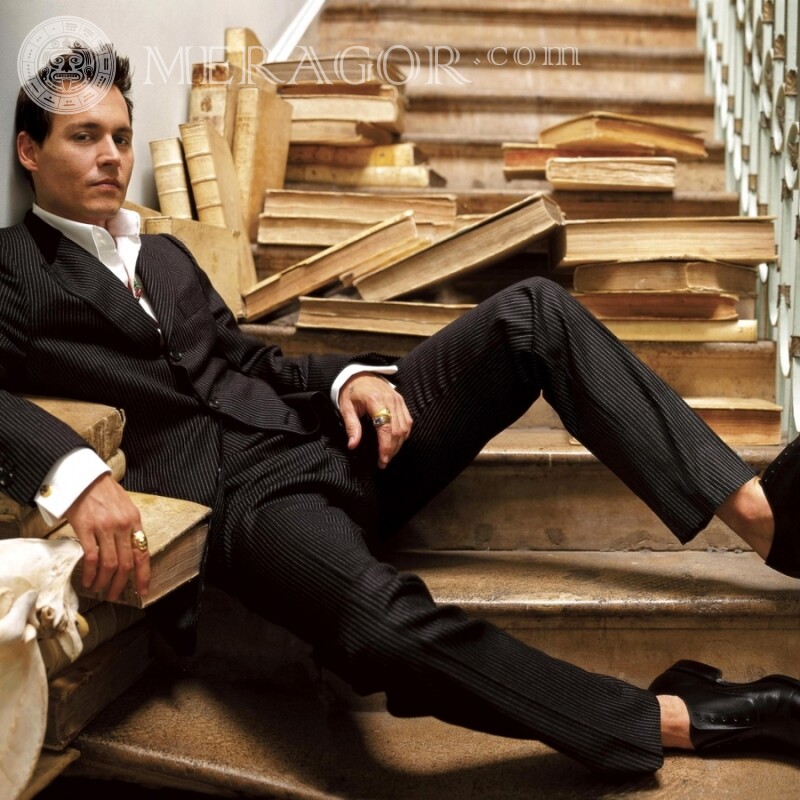 Johnny Depp mit kurzen Haaren für das Profilbild Prominente Geschäft Junge Herr