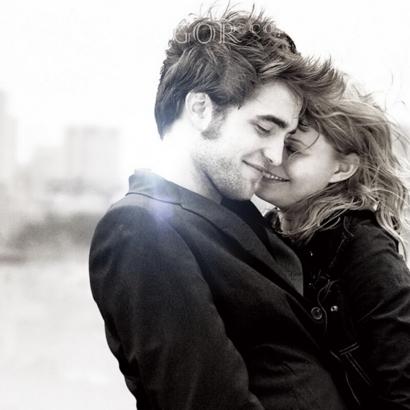 Robert Pattinson com a garota na foto do perfil Celebridades O cara com a menina