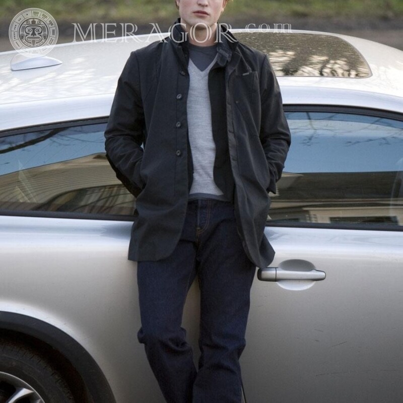 Robert Pattinson perto do carro na foto do perfil Celebridades Sem rosto Rapazes