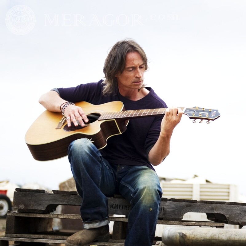 Robert Carlisle avec une guitare sur sa photo de profil Célébrités Hommes