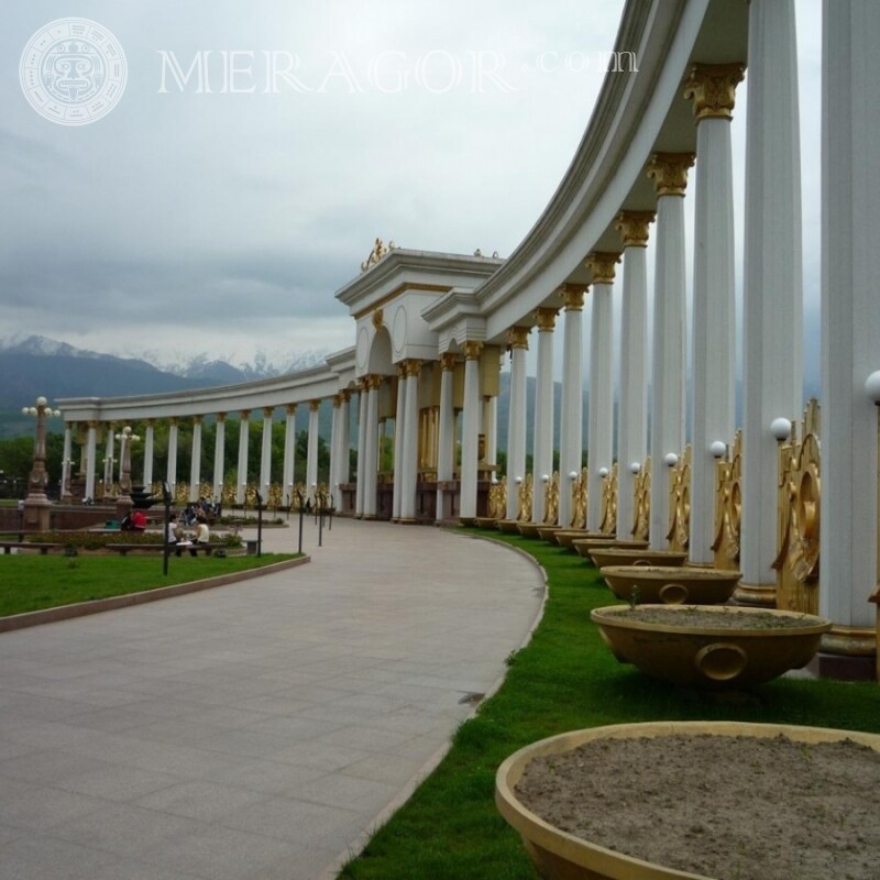 Column Park Almaty im Profil Gebäude