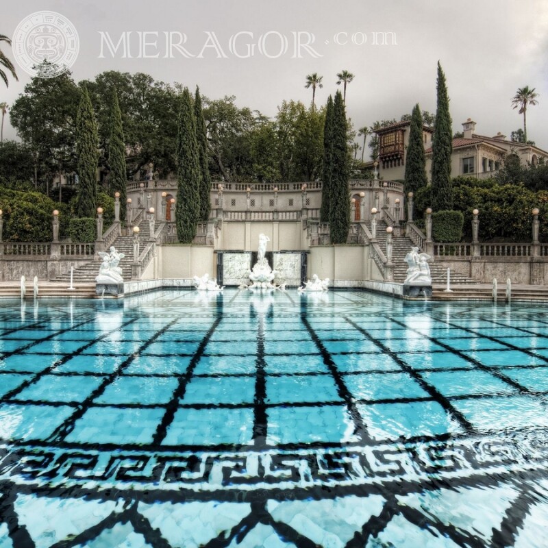 Hermosa piscina cerca del palacio en tu foto de perfil Edificios