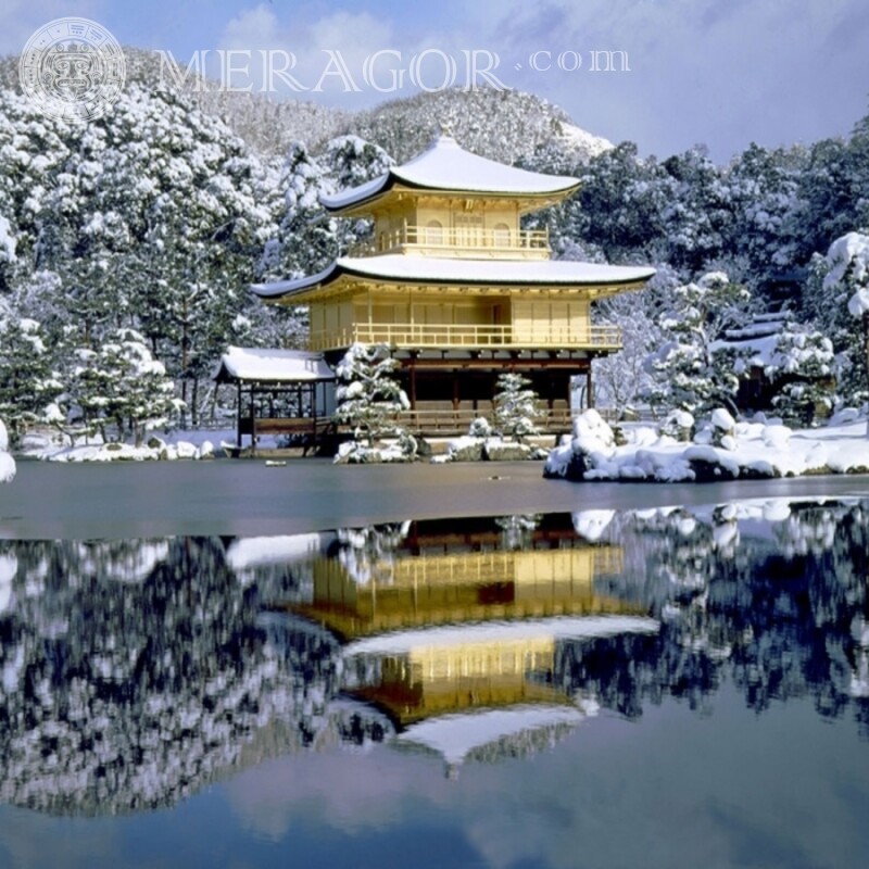 Японский дом в снегу на аву Здания