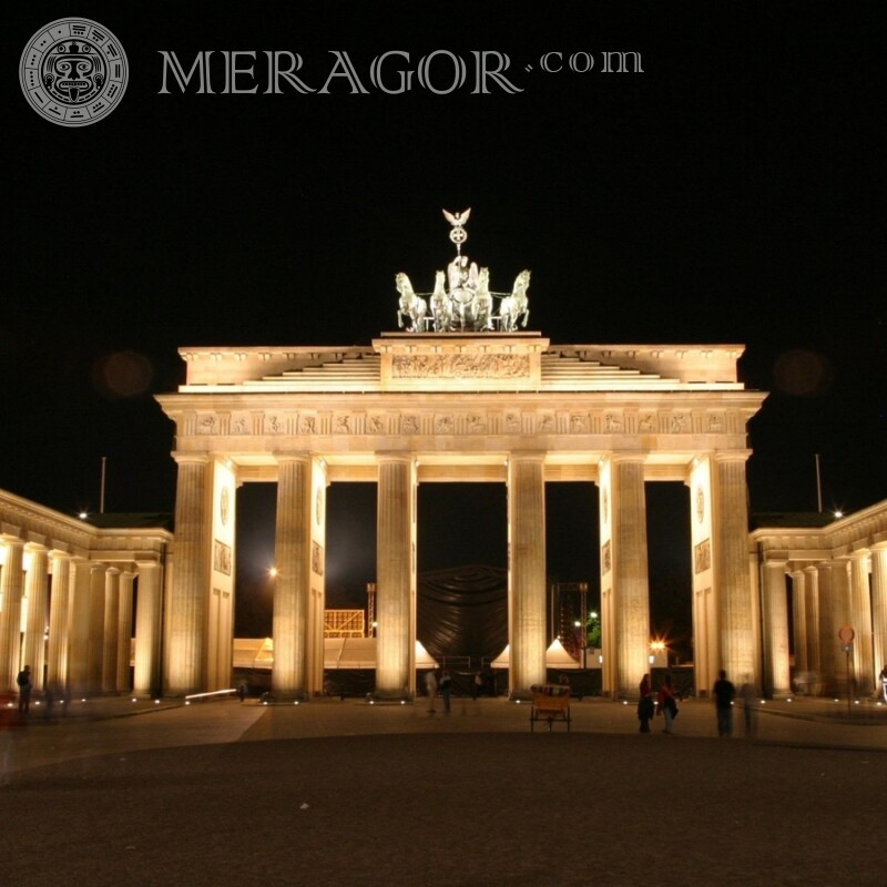 Бранденбургские ворота в Берлине ночное фото Здания