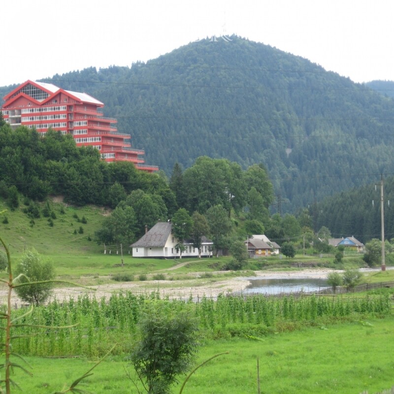 Горный зеленый пейзаж с домиками ава Gebäude Natur
