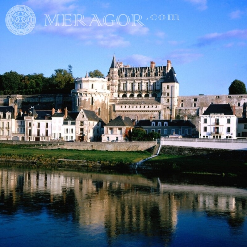 Avatar do castelo francês à beira do lago Edifícios