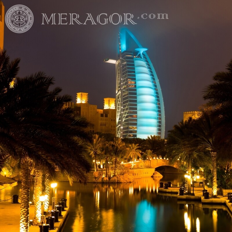 Nachtlandschaft in Dubai Avatar Gebäude