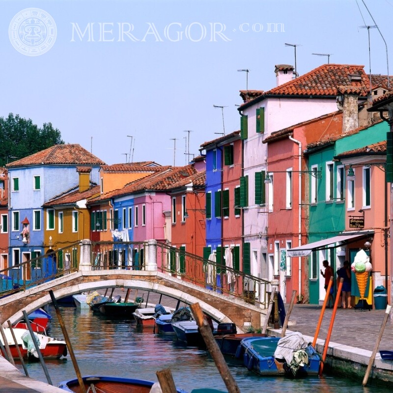 Coloridas casas a lo largo del río avatar Edificios