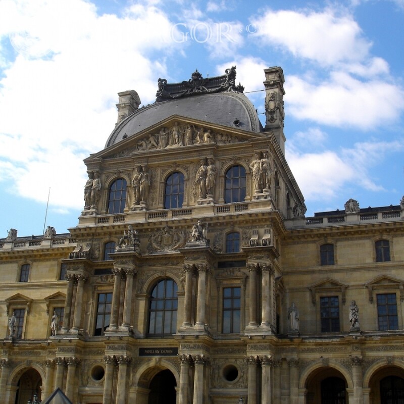 El edificio del Louvre en la foto de perfil Edificios