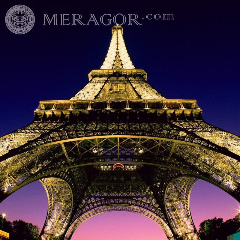 Foto resplandeciente de la Torre Eiffel en la parte inferior de la foto de perfil Edificios