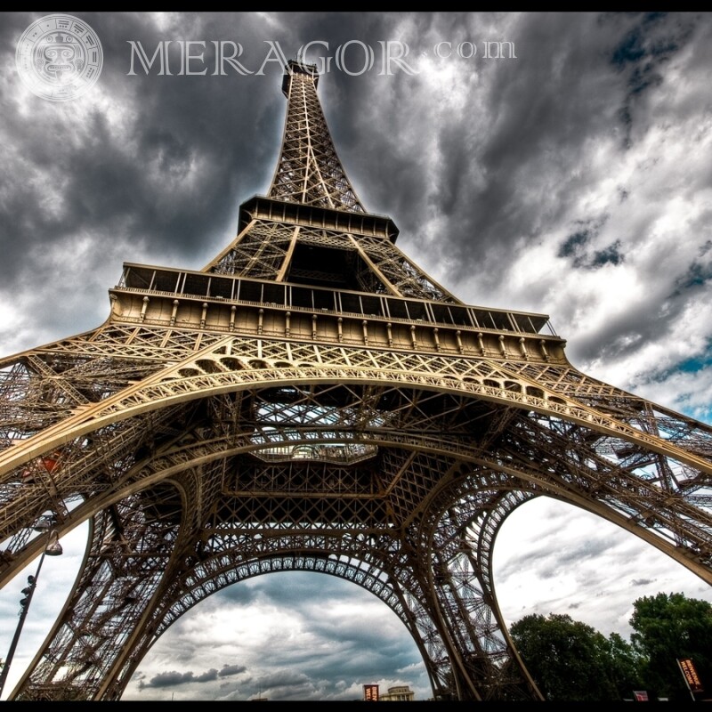 Torre Eiffel desde la vista inferior en la foto de perfil Edificios