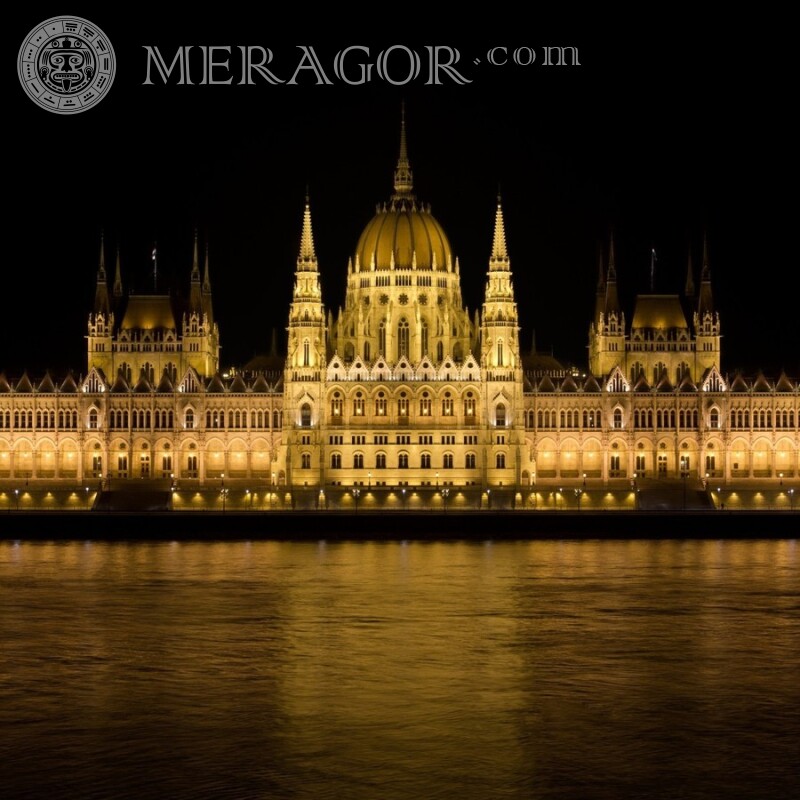Parlamento húngaro em construção à noite na foto do perfil Edifícios