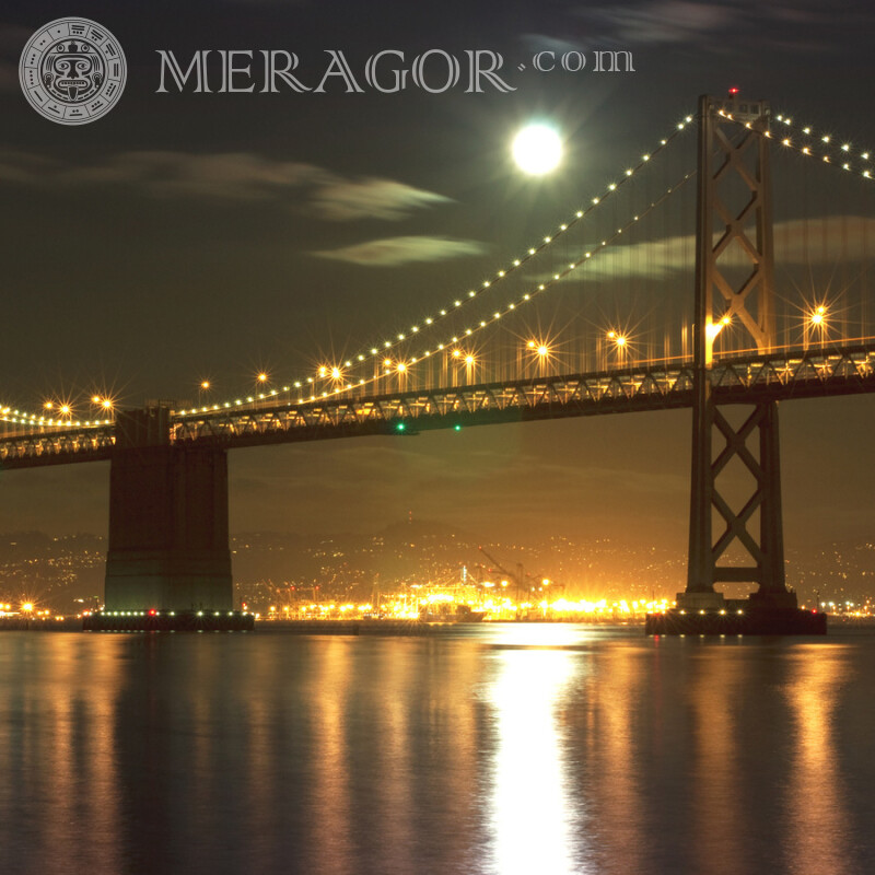 Schöne leuchtende Brücke über den Fluss auf Ihrem Profilbild Gebäude