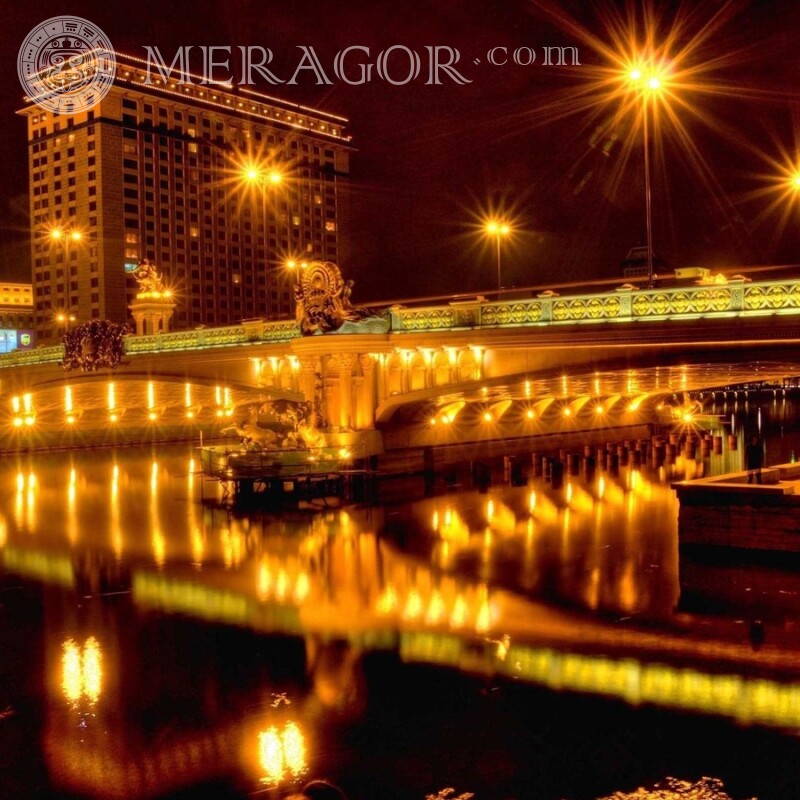 Мост в ночных огнях красивый город на аву Здания