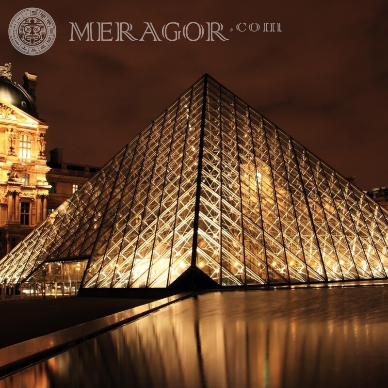 Leuchtende Pyramide in der Nähe des Louvre auf dem Profilbild Gebäude