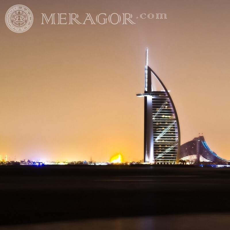 Hotel em forma de vela na silhueta de Dubai na foto do perfil Edifícios