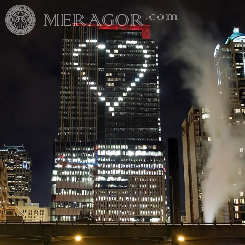 Вікна горять у вигляді серця на нічному хмарочосі аватарка Будівлі