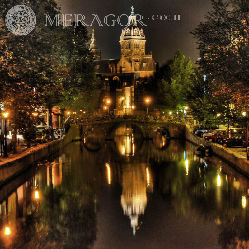 Castillo nocturno junto al río en tu foto de perfil Edificios