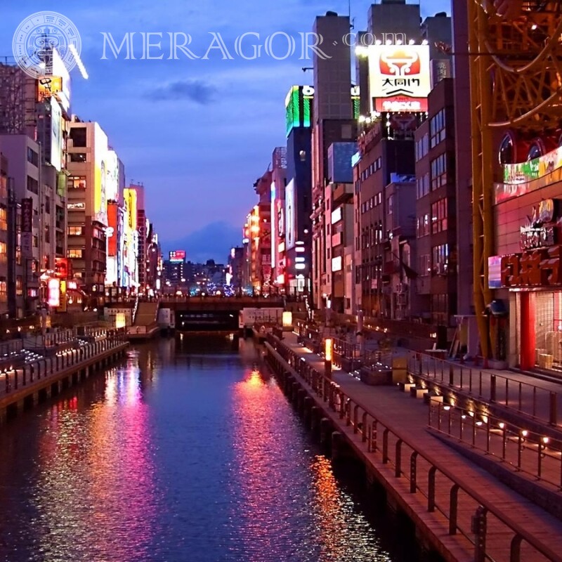 Métropole japonaise dans l'avatar des lumières du soir Bâtiments
