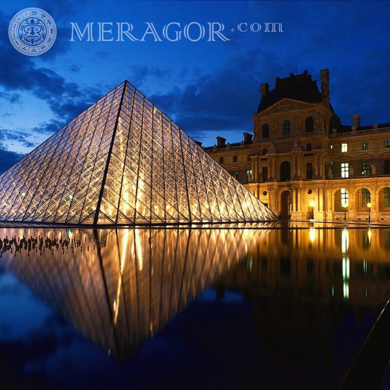 Photo de nuit de la pyramide près du Louvre sur votre photo de profil Bâtiments