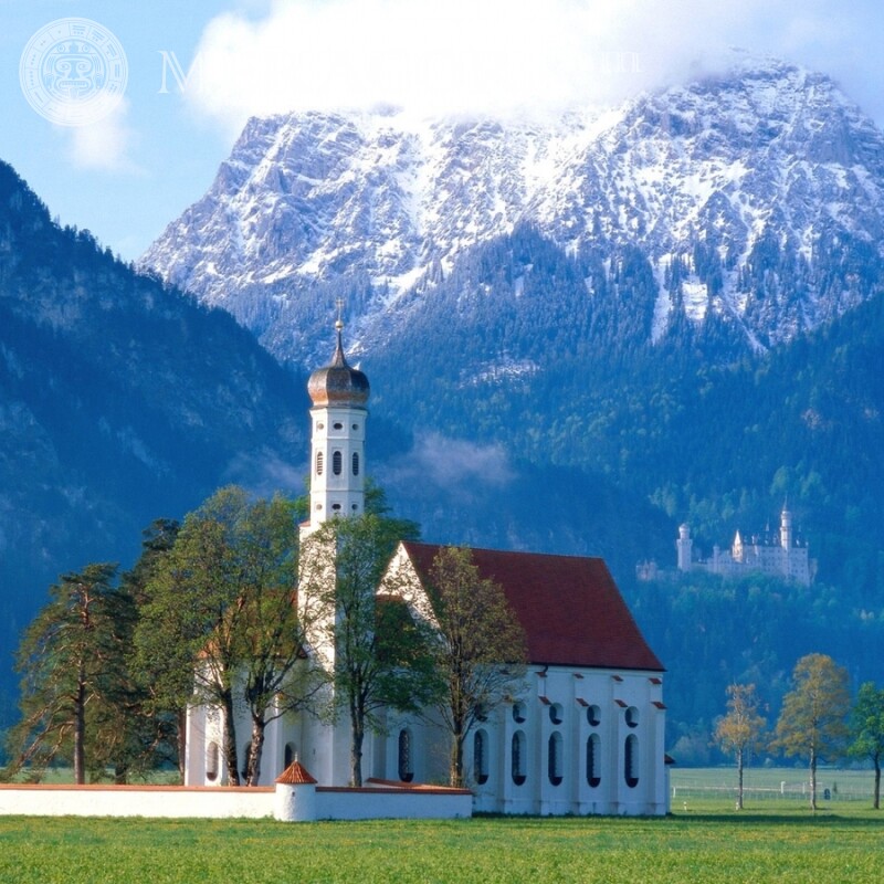 Uma pequena capela nas montanhas em sua foto de perfil Edifícios