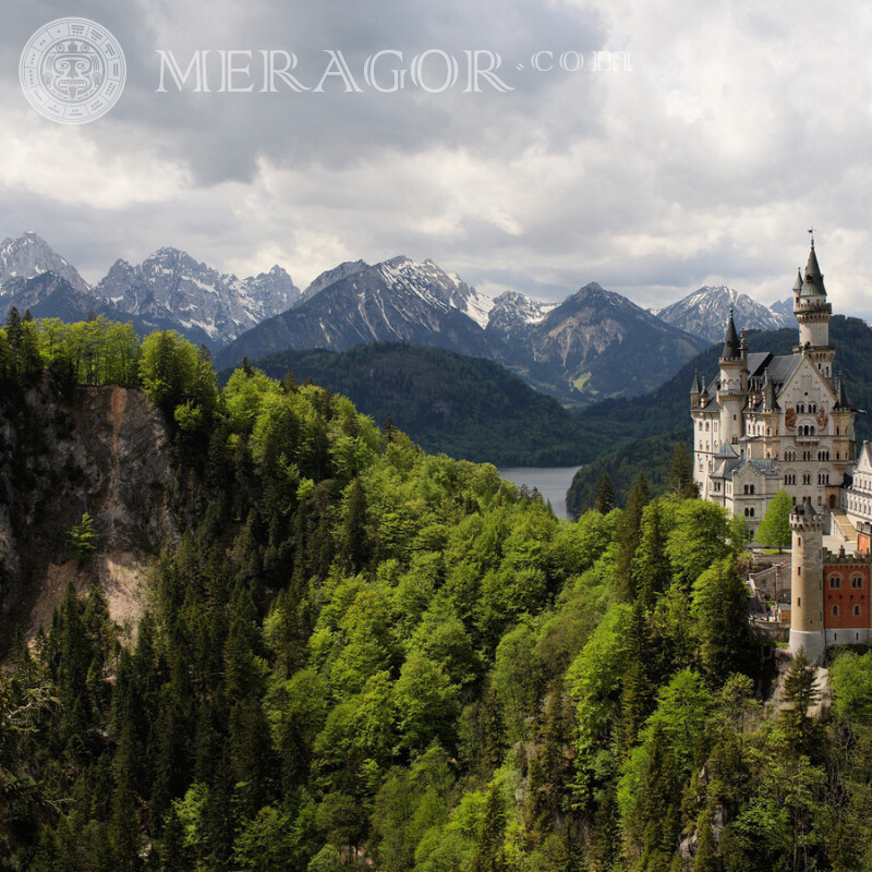 Alte Burg in den Bergen auf Ihrem Profilbild Gebäude