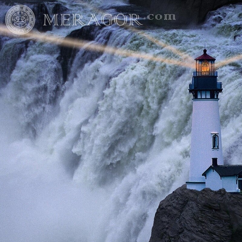 Leuchtturm auf dem Hintergrund eines Wasserfalls Gebäude