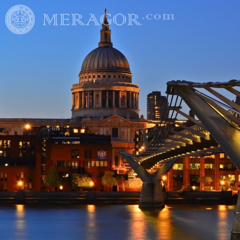 Foto de Puente a la Catedral de San Pablo para Instagram Edificios