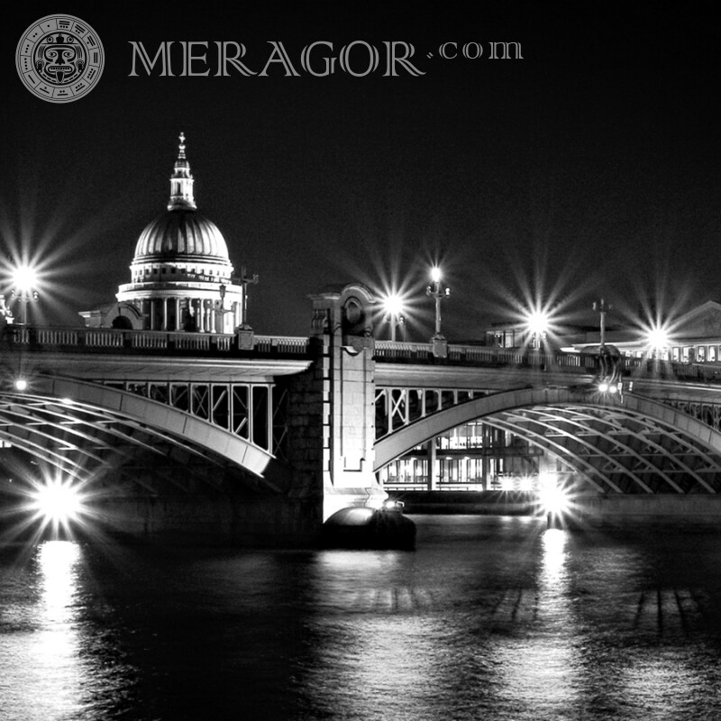Brücke vor der St. Pauls Kathedrale in London Foto Gebäude