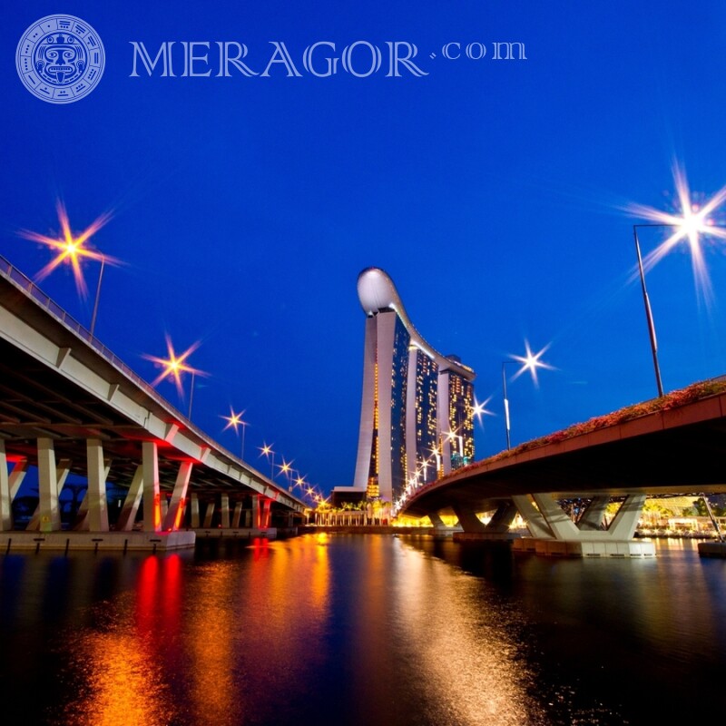 Gran puente de luces nocturnas en la foto de perfil. Edificios