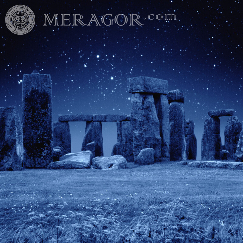 Foto noturna de Stonehenge em sua foto de perfil Edifícios