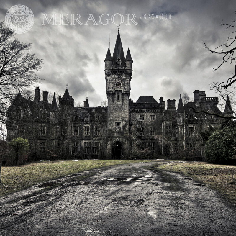 Antigo castelo assustador na foto do seu perfil Edifícios