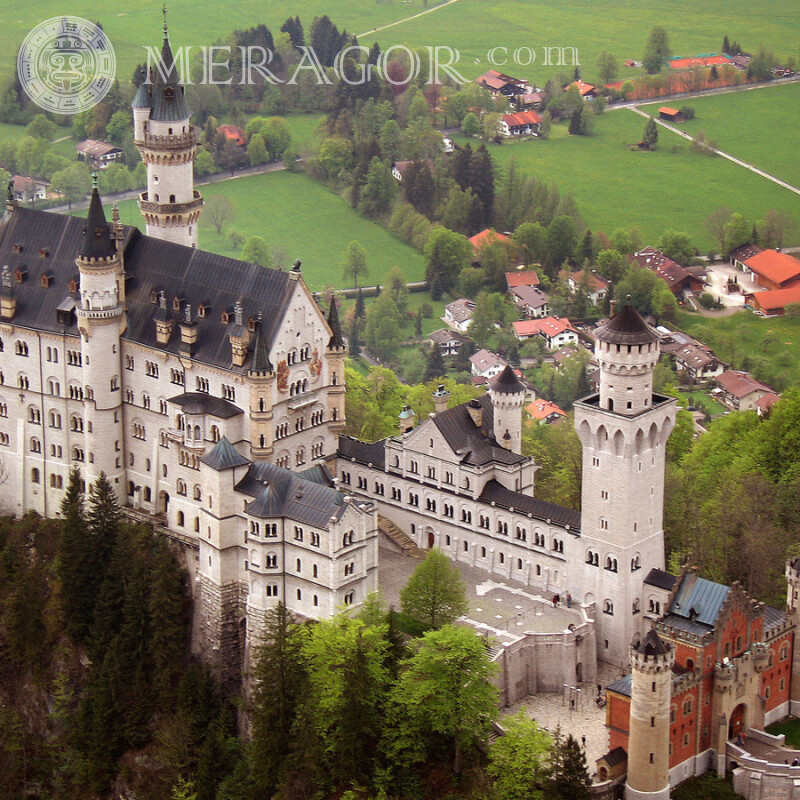 Фото середньовічного замку зверху на аватарку Будівлі