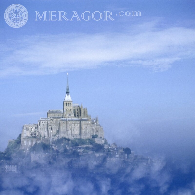Foto des Schlosses im Nebel auf Ihrem Profilbild Gebäude