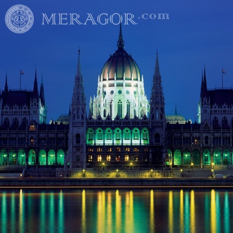 Ungarisches Parlamentsgebäude bei Nacht auf dem Profilbild | 0 Gebäude